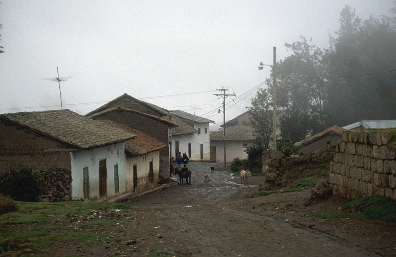 597_Mist en regen in Andesdorp, startpunt Incatrail.jpg